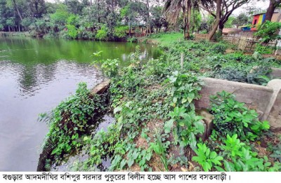প্রমত্তা পদ্মা যেন আদমদীঘির সরদার পুকুর, পাড় নির্মাণ করার দাবী এলাকাবাসীর